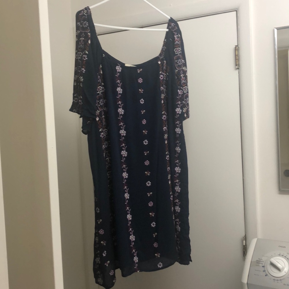 Beautiful sz16 embroidery throughout